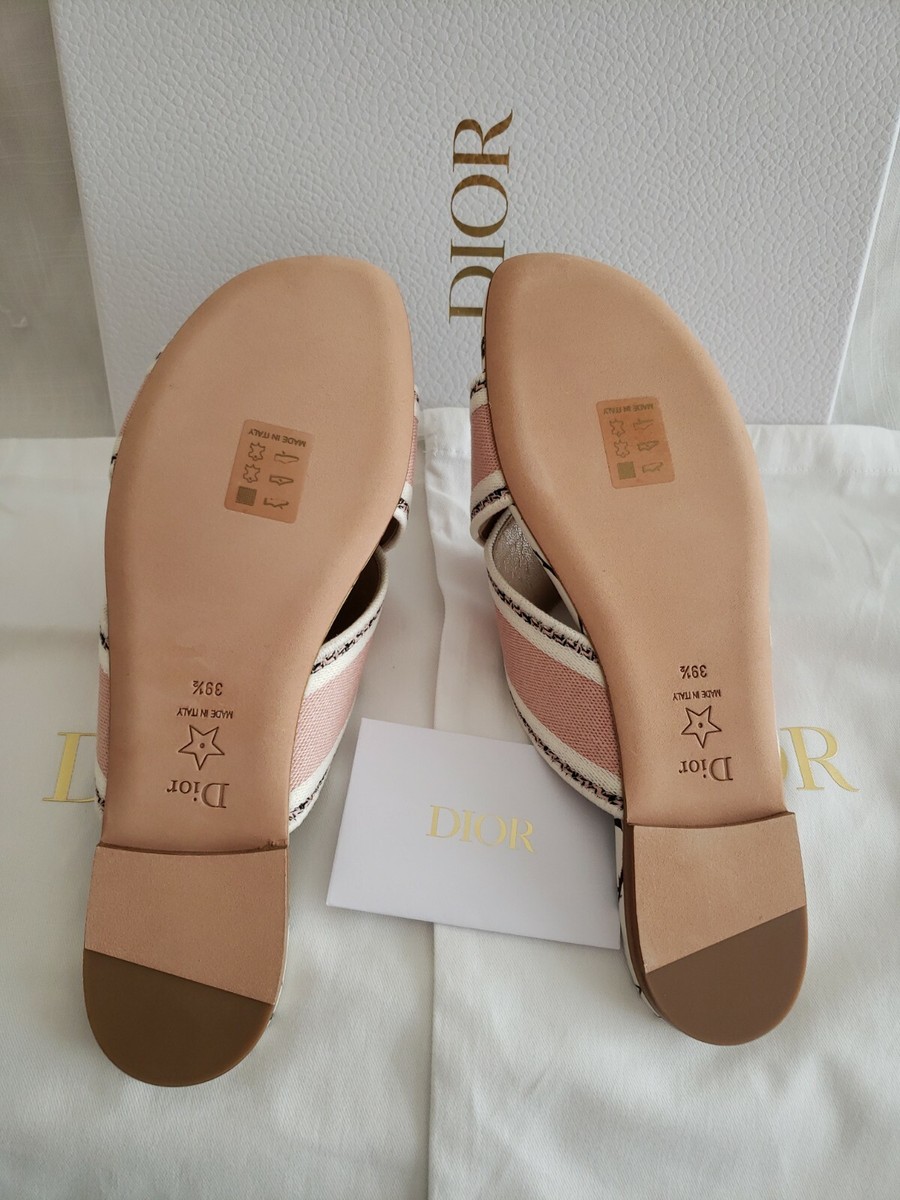 Dior ディオール ウッド♡フラットサンダル ♡ピンク系 ディオール】の新作フラットサンダル5選！ DIORロゴのスポサンに