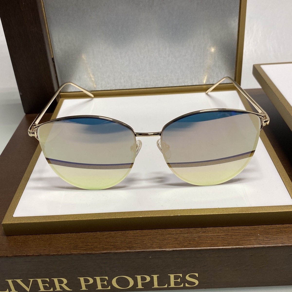 Mirrored Flat Lens Fashion Sunglasses for Women SJ1085 Stylish Mirrored Sunglasses for Women - SOJOS SJ1085 Puerto  main image 3