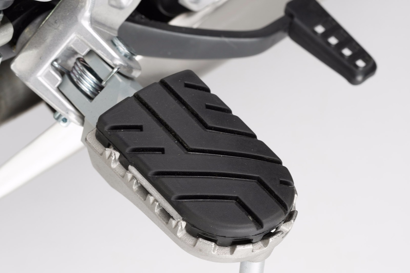 Finis les pieds qui glissent : Cale-pieds Inox BMW F650CS Scarver 02-03 SW-MOTECH