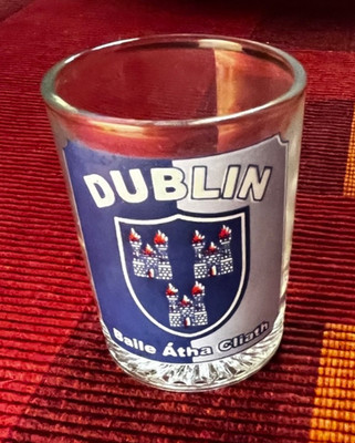 Glas mit Aufschrift: DUBLIN Baile Atha Cliath 4cl unbenutzt aus Vitrine