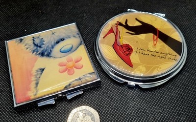 Zwei Mid Century Damen Handtaschenspiegel in sehr gutem Zustand, helles Glas