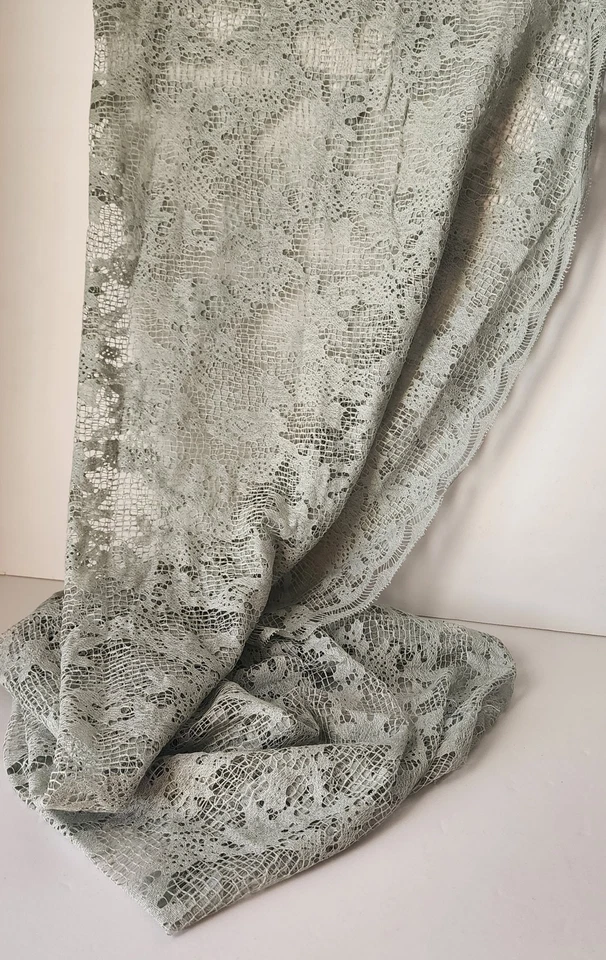 Antigua tela de encaje de algodón francés Celadon patrón floral 78"x46-65" irregular Foto 3 de 4