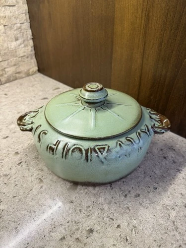 Frankoma Pottery Prairie Green Wagon Wheel 94V Covered Casserole Baker 2 Qt