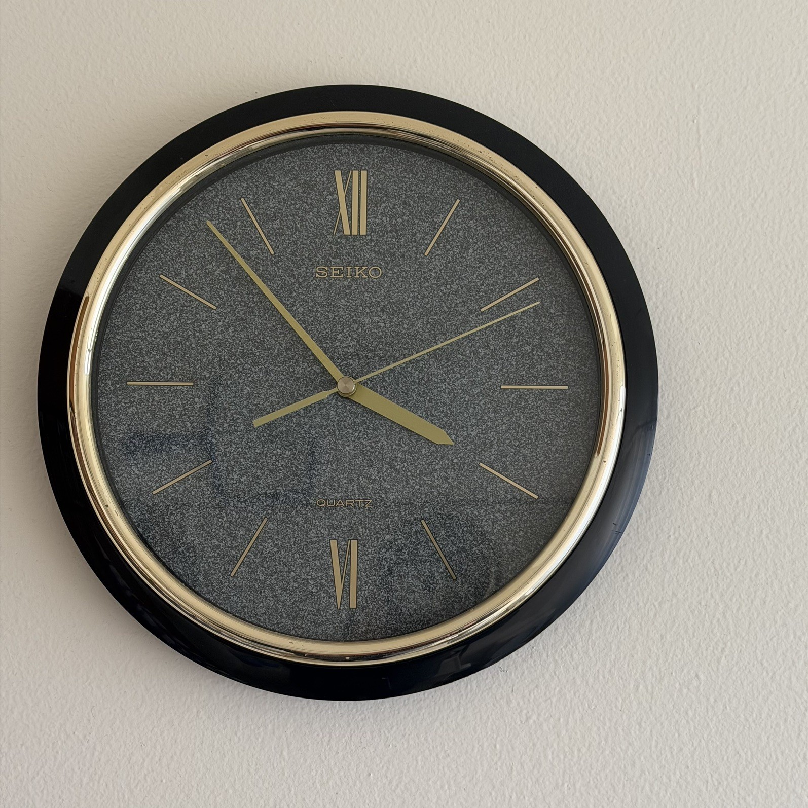 SEIKO QUARTZ WALL CLOCK 11" (Made in Japan).
