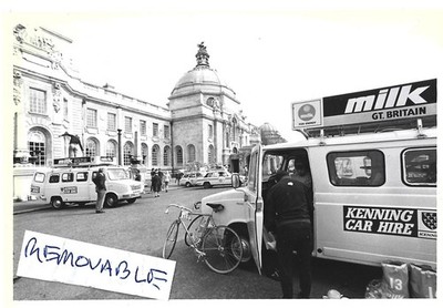 Vintage altes Foto Autos Transporter Fahrräder vor Cardiff Rathaus Milchrennen 1975