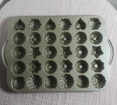 調理器具 Nordicware Tea Cake and Candy Mold Bundt® Tea Cakes and Candies Pan | Cast Aluminum Bakeware