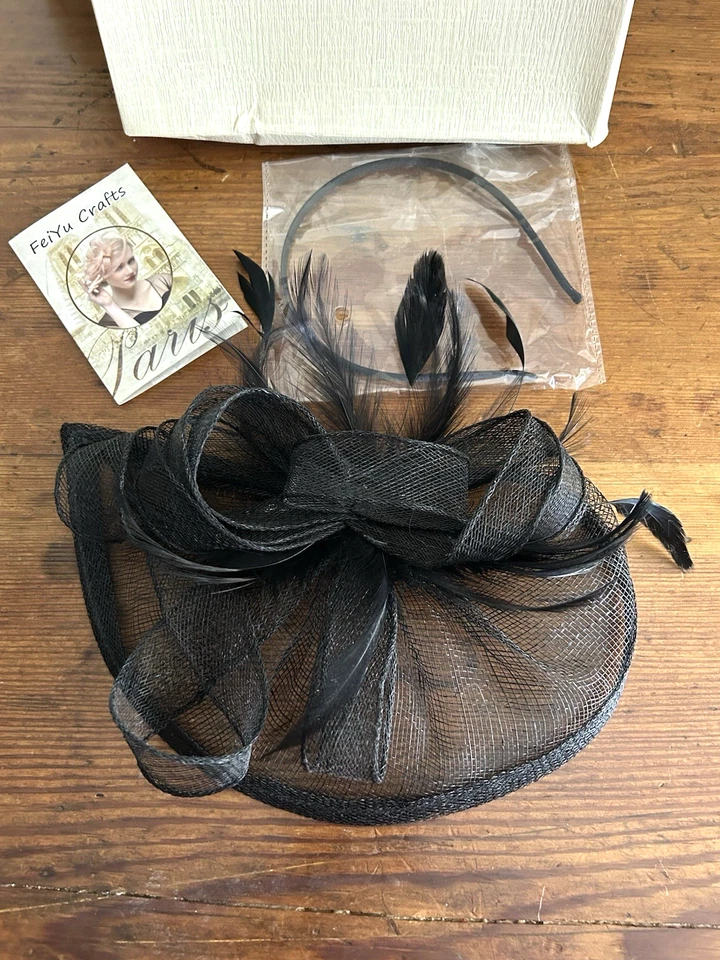 Sombrero Fascinator Clip On/Diadema Negro Red Plumas y Arcos en Caja Foto 2 de 4