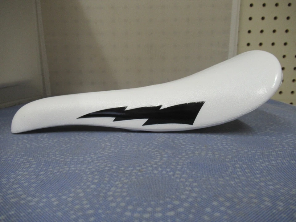 Asiento de bicicleta SE Racing BMX Blitz con soporte abrebotellas blanco/negro perno - Nuevo Foto 3 de 4