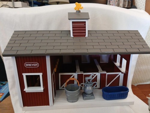 Breyer Horse Stable, Great Condition + 7 horses + 2 smaller Ones, 3 Accessories
