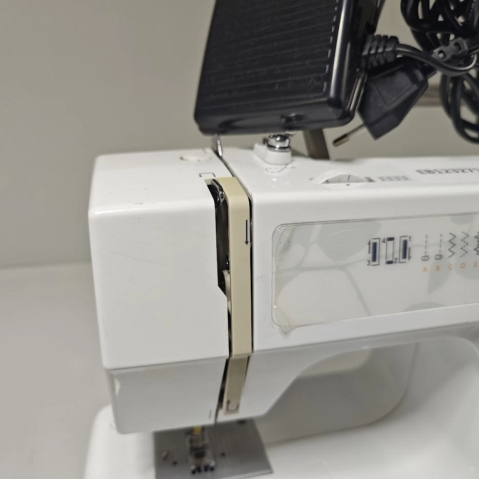 Máquina de coser Husqvarna Viking Huskystar E10 - Para piezas o reparación Foto 2 de 4