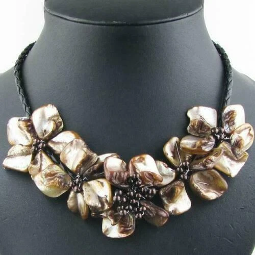 Collar de bisutería de concha