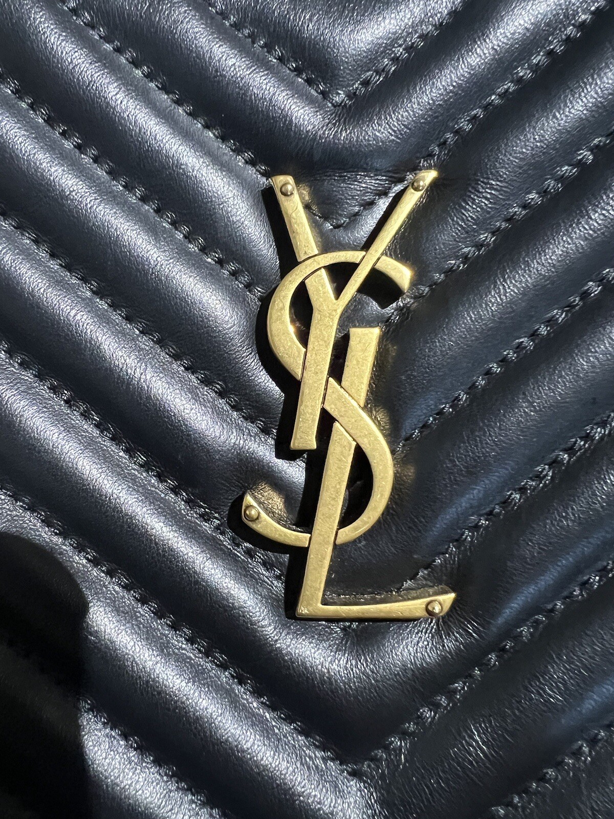 A tracolla Saint Laurent Lou G Hardware in pelle nera