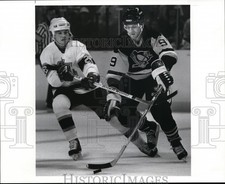 1989 Press Photo Mike Krushelnyski & Andy McBain Battle for the Puck - cvb50691