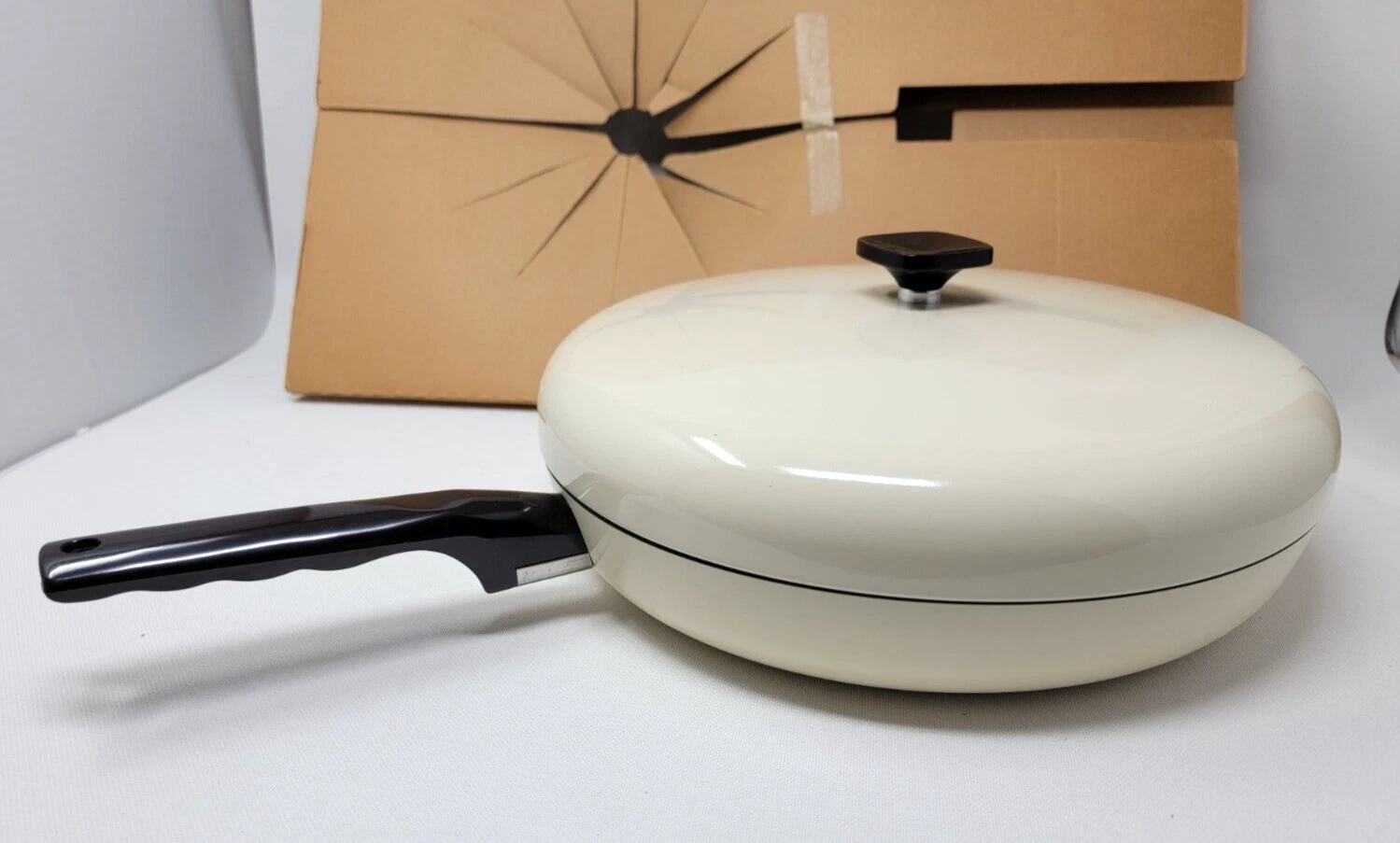 1980 WEST BEND 12" Covered Skillet With SilverStone Non Stick Surface NEVER USED
