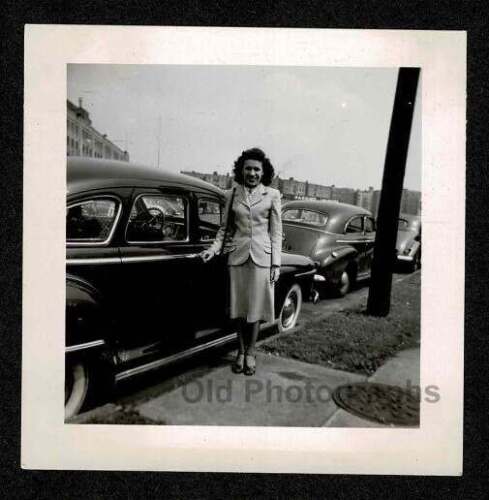 WOMAN SKIRT JACKET HEEL POSING CITY STREET CARS OLD/VINTAGE PHOTO SNAPSHOT- D149