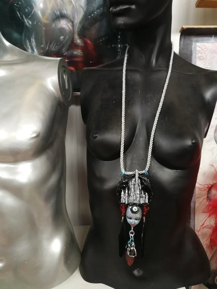 Collar Colgante Joyería Gótica Castillo Medieval Símbolos de Brujería Plumas de Cuervo Foto 3 de 4