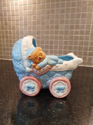 Vintage Baby Junge Neuheit Geschenk Kinderwagen Stubenwagen Keramik Übertopf süß blau 