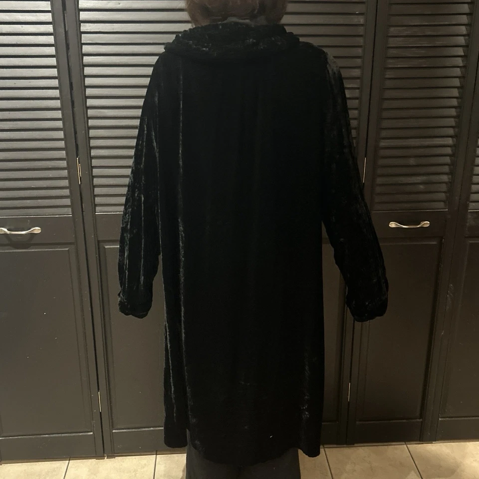Vintage Marrika Nakk Black Velvet Opera Coat Rauched Sleeves Ruffle Collar Silk - Image 4 of 4