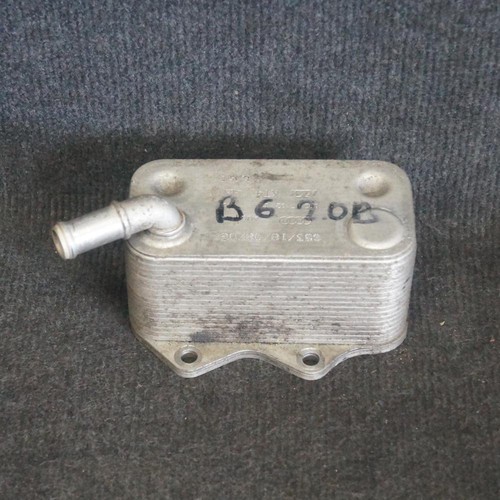 Volkswagen Passat B6 2.0 FSI Ölkühler 06D117021C 2007