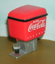 1/18 Scale Coke Soda Fountain (1995 Coca-Cola Collectible Magnet) Arjon 51447