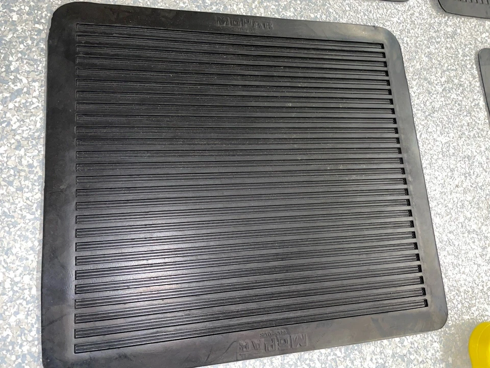 Juego de 4 alfombrillas de goma vintage repro 1955 1956 MoPar Chrysler Imperial DeSoto Foto 4 de 4