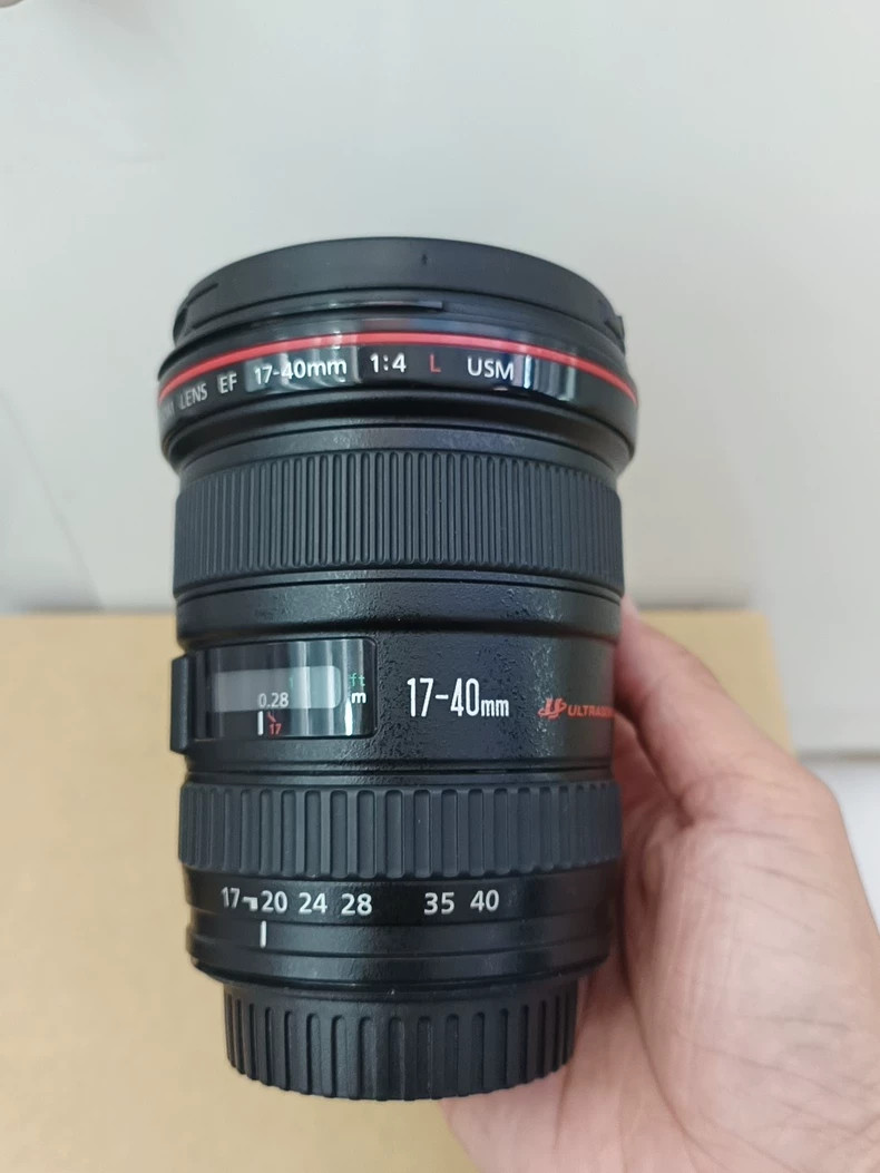 Canon EF 17-40mm F4 L USM Wide Angle Lens with Lens Caps for