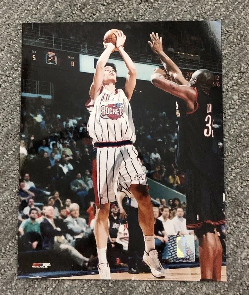 Photographie Dédicacée Et Signée De Yao Ming (Houston Rockets) - Format 16x20 Pouces, Authentifiée USA SM/BAS #7