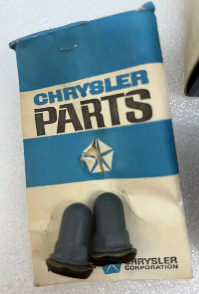 Plymouth Fury Barracuda 1969 marcador lateral delantero lámpara bisel paquete 2932922 nuevo en stock Foto 2 de 4