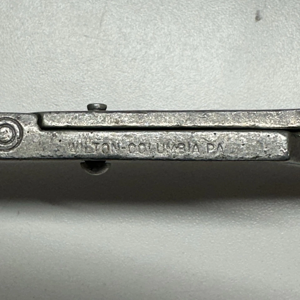 De colección Wilton Columbia PA EE. UU. Grande Armetale Peltre Skimmer Cuchara Tenedor Pinzas Foto 3 de 4