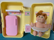 Muñeca Cabbage Patch 1995 vintage con cocina Love N Go en estuche de viaje plegable