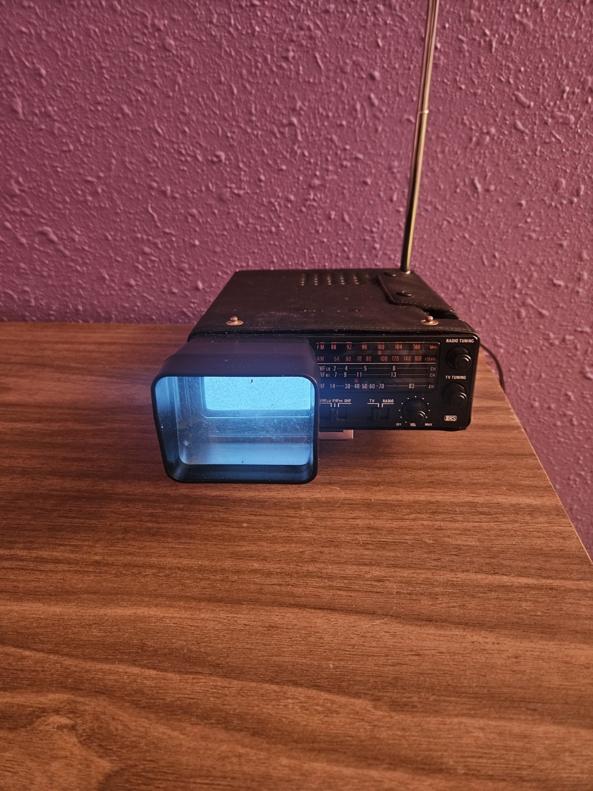 MICRO TV-AM/FM RADIO. VINTAGE REALISTIC BRAND FROM 1985.  MODEL 16-103A