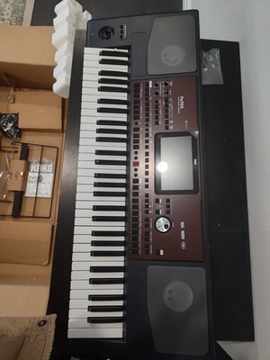 Korg Pa700 61-Key Arranger Keyboard Semi-Weighted Action w/ Speakers