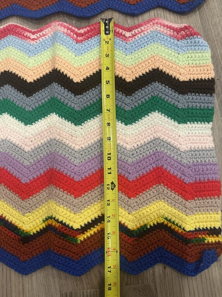 2 件套复古 70 年代复古手工钩针编织桌垫 22 英寸 X 17 英寸多色雪佛龙 — 第 3/3 张图片