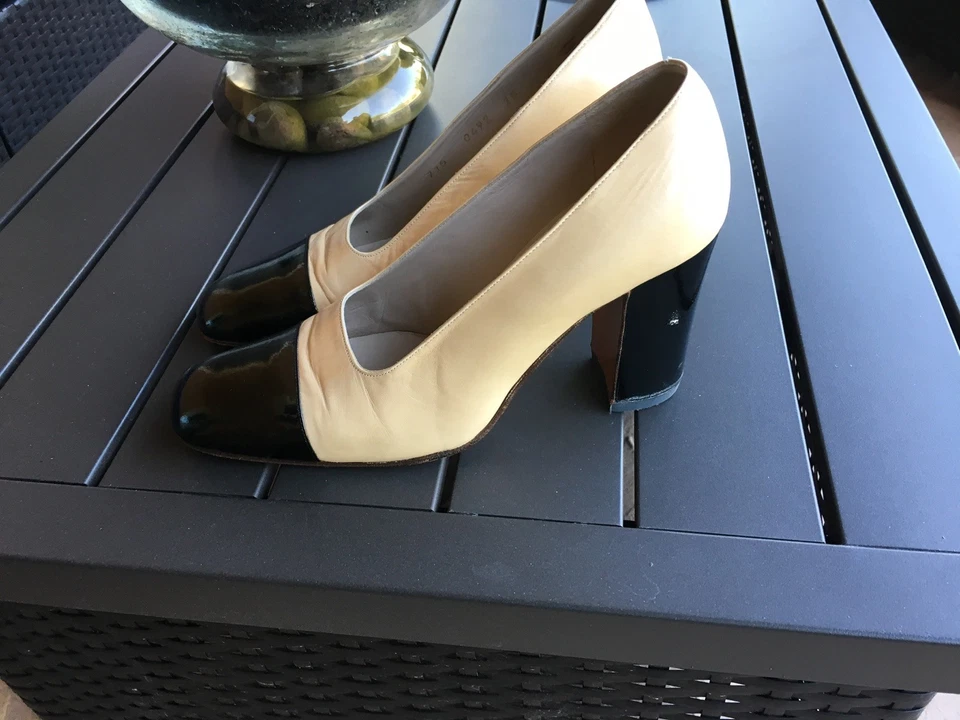 Zapatos de salón Chanel vintage de cuero beige y negro con puntera talla 35 Foto 2 de 4