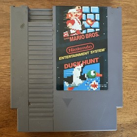 Nintendo NES-001 Entertainment System Console Bundle 2 Controllers + 4 Games