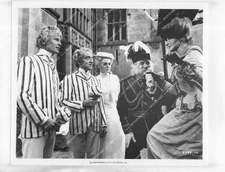 o47112 1977 orig photo Michael York, Marty Feldman, Sinead Cusack, Trevor Howard