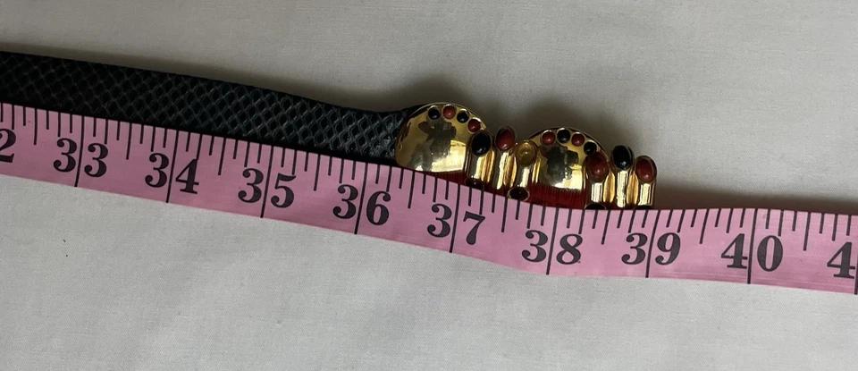 Cinturón vintage de piel de serpiente Judith Leiber con piedras preciosas doradas Foto 4 de 4