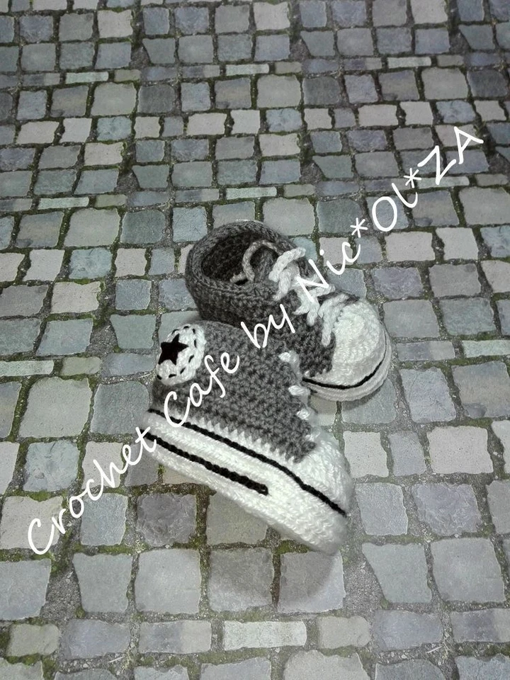 BOTINES DE BEBÉ DE GANCHILLO HECHOS A MANO ZAPATILLAS DEPORTIVAS CONVERS GRIS-BLANCO 0 - 24 MESES Foto 2 de 4