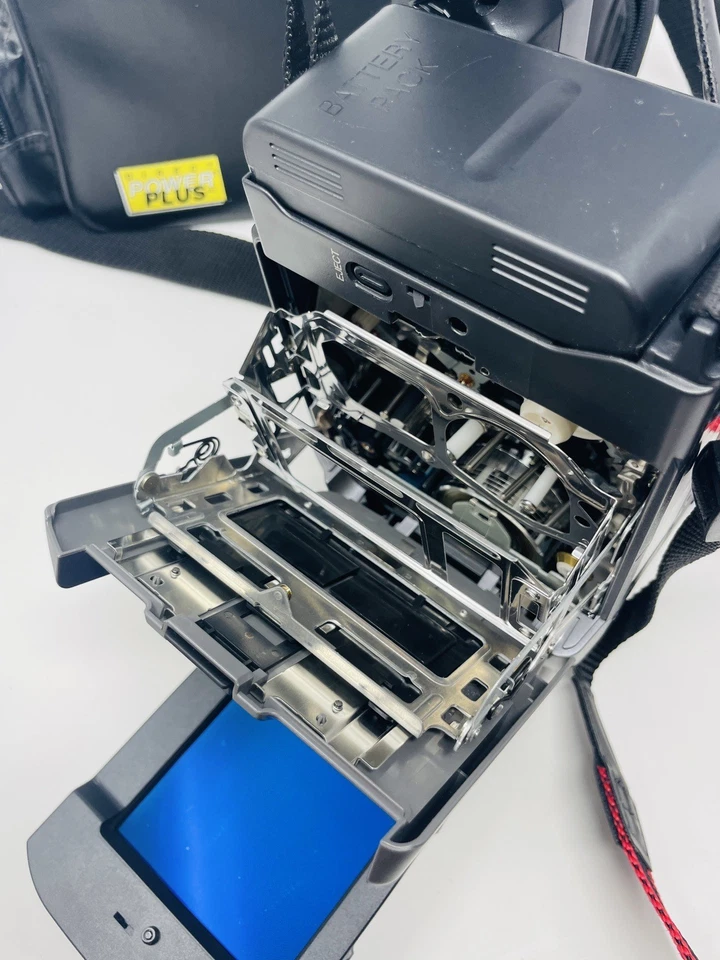 Working JVC GR-AXM70 Camcorder VHS-C Compact w/ Bag Battery Charger Camera - Image 4 of 4