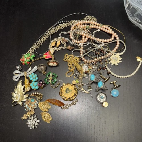 20 Pc gold tone vintage costume jewelry Lot Broken Pieces Missing Sets LOT VTG