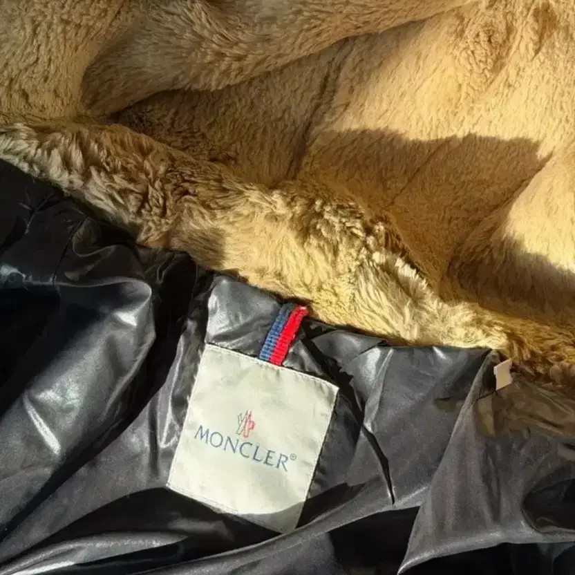 Moncler Coyote Fur Cropped Puffer Jacket - Size 100 thumbnail 6