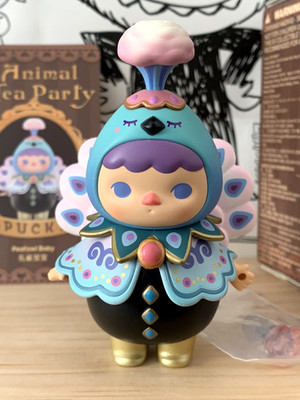 POP MART Pucky Animal Tea Party Serie   Pfau Baby Figur mit Box & Karte
