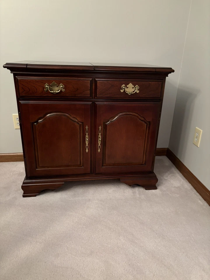 Juego de COMEDOR 9 piezas Bernhardt de madera maciza. Ligeramente usado. Foto 3 de 4