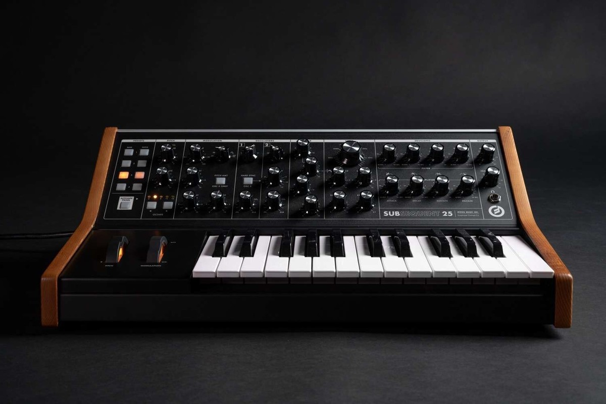 Moog Music Subsequent 25 compact Paraphonic analog synthesizer NEW