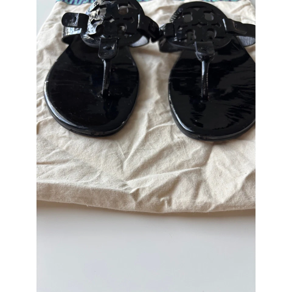 Sandalias Tory Burch Miller Talla 7 Logo Negro Charol Tanga Chanclas Planas Foto 2 de 4