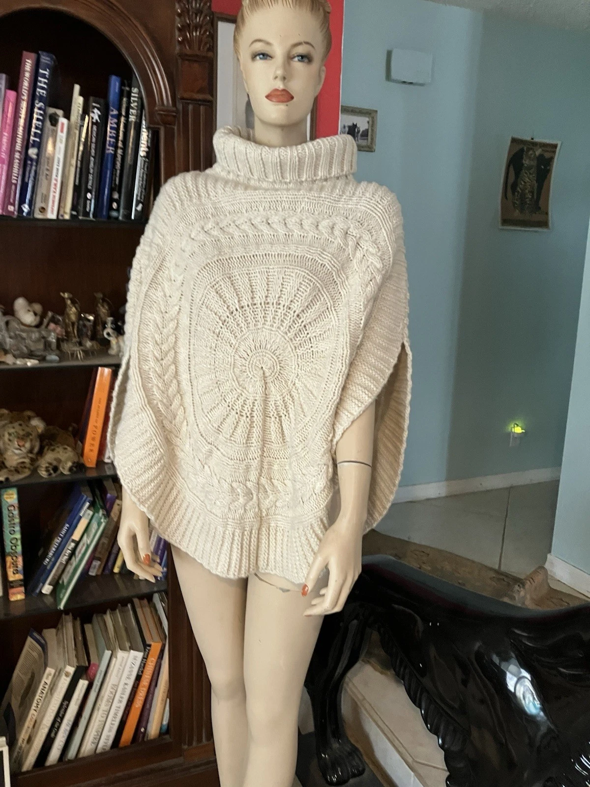Iperico Italy Wool Blend Poncho Chunky Knit O/S Minimalist Old Money Fisherman
Opens in a new window