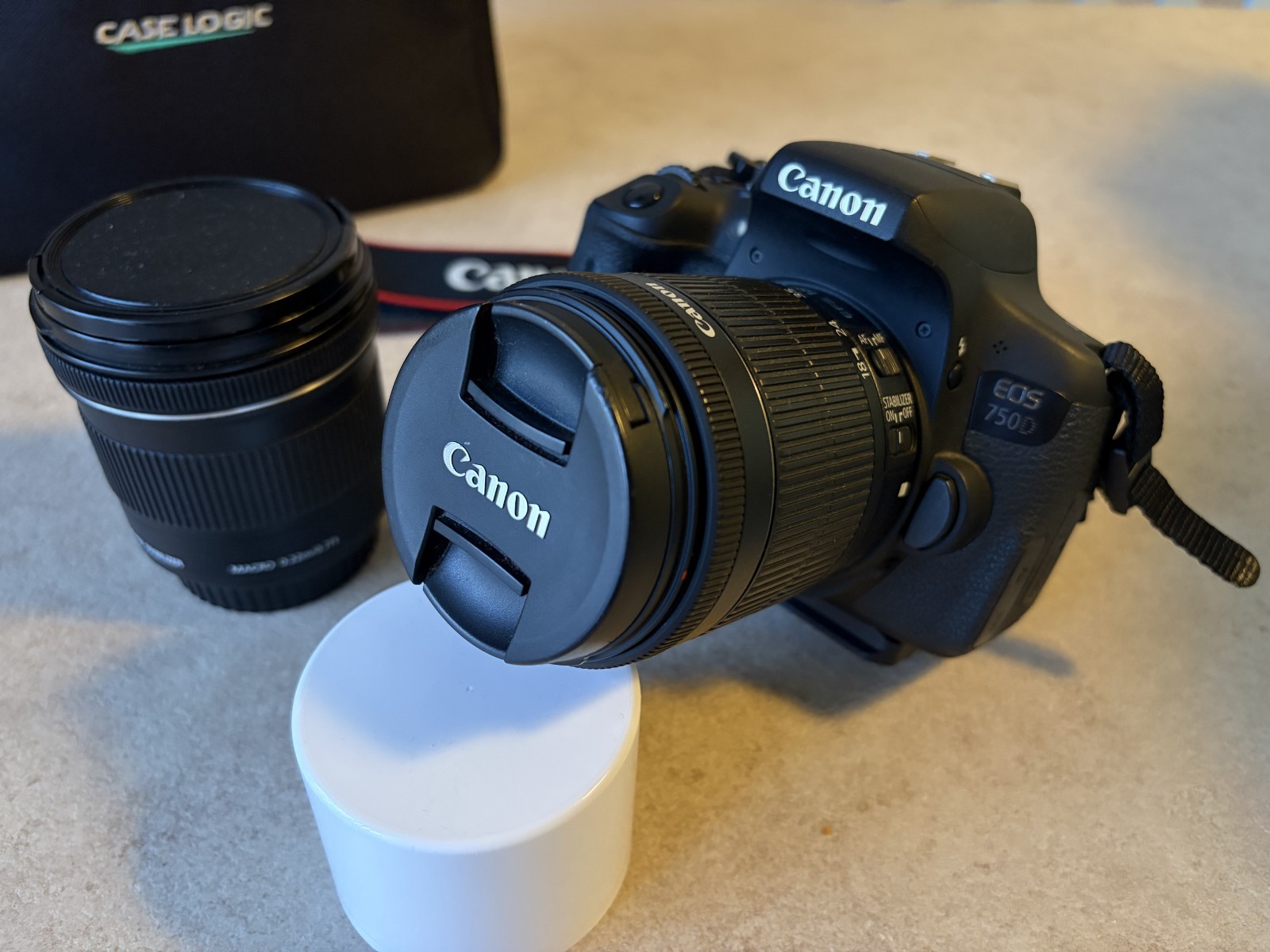 Canon EOS 750D + 18-55mm + Canon 50mm f/1.8 – Batteria, caricatore e borsa