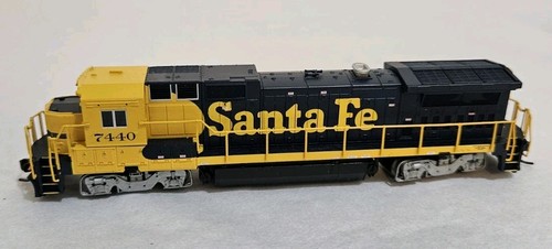 Locomotora diésel escala N Atlas Dash 8-40B Santa Fe #7440 | Condition: Used