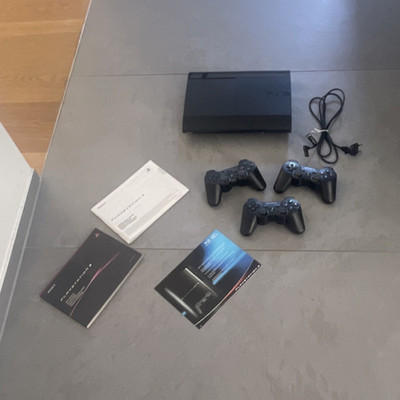 Sony PlayStation 3 Super Slim Konsole Schwarz 500GB PAL inkl. 3 Controller
