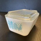 PYREX AMISH BUTTERPRINT Turquoise Rooster 502 Refrigerator Dish W/ Lid 1.5 pt